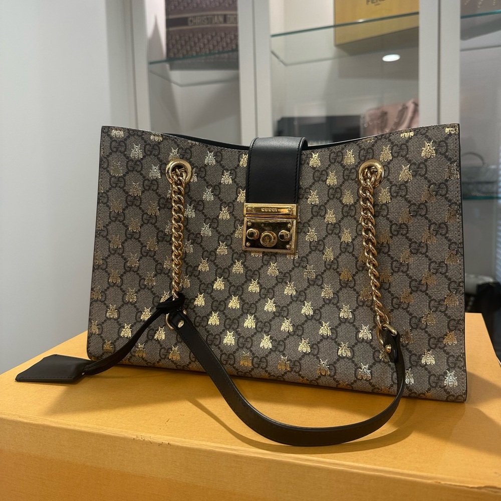 Gucci GG Supreme Monogram Bees Medium Padlock Tote Beige Oro Black